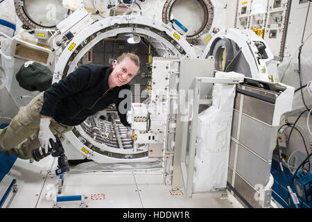 NASA internationale Raumstation ISS-Expedition 49 Crew Mitglied Astronaut Kate Rubins arbeitet innen japanisches Experiment-Modul Kibo 27. September 2016 in der Erdumlaufbahn. Stockfoto