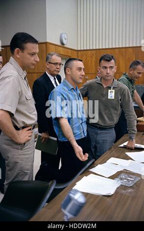 NASA-Gemini-Titan-3 erstklassige Besatzung Astronauten Gus Grissom (links) und John Young bei der Gemini-Trägerrakete Überprüfung treffen vor dem GT-3-Start in Cape Canaveral Air Force Station 20. März 1965 in Cape Canaveral, Florida. Stockfoto