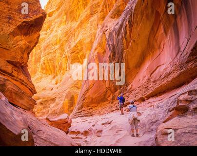 Wanderer steigen durch Felsformationen aus Sandstein in der Little Wild Horse Canyon bei San Rafael Swell 14. April 2015 in Utah. Stockfoto