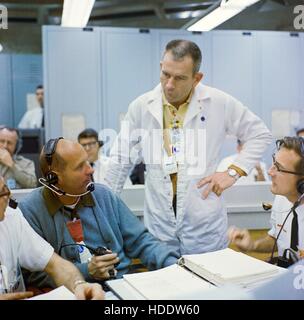NASA-Gemini-Titan-3 backup Crew Astronaut Thomas Stafford (links) und Flight Crew Operations Assistant Director Donald Slayton während einer GT-3 Pre-launch Kasse auf der Cape Canaveral Air Force Station Launch Complex 19 Blockhaus im Jahr 1965 in Cape Canaveral, Florida. Stockfoto