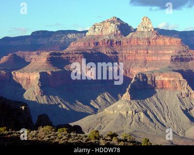 Die Zoroaster und Brama Tempel auf der South Rim des Grand Canyon National Park sind von Mormonen Wohnungen auf dem South Kaibab Trail 3. Juni 2010 im Grand Canyon Village, Arizona gesehen. Stockfoto