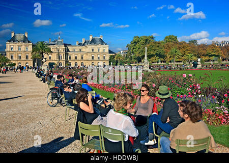 Der Luxembourg-Palast (Palais du Luxembourg) und Garten (Jardin du Luxembourg), im 6. Arrondissement von Paris. Stockfoto