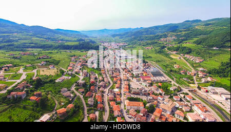 Luftaufnahme des Alpone Tal in der Nähe der Stadt San Giovanni Ilarione, Italien. Stockfoto