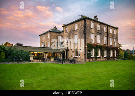 Wakefield, Großbritannien - 20. Oktober 2016: Walton Hall, ein 4-Sterne-Hotel in einer malerischen Umgebung mit sanften Parklandschaft mit eigenem See. Stockfoto