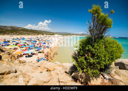 Chia, Italien - 18. August 2016: Die wunderbare Strände und kristallklares Wasser der Bucht von Chia, Sardinien, Italien. Stockfoto