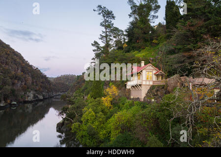 Haus mit einem malerischen Blick über den Esk River in Richtung Cataract Gorge in Launceston, Tasmanien Stockfoto