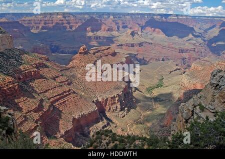 Eine Luftaufnahme des Schlachtschiff und Indian Garden Felsformationen in den South Rim des Grand Canyon National Park von El Tovar Hotel gesehen übersehen 4. Juli 2010 im Grand Canyon Village, Arizona. Stockfoto