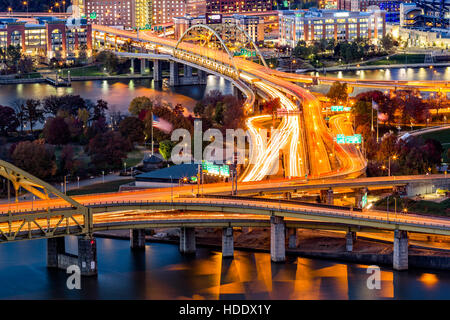 Pittsburgh Verkehr Strecken auf der Autobahn Kreuzung zwischen Fort Duquesne und Fort Pitt Brücken Stockfoto