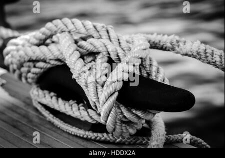 Seil um eine Klampe auf einem Dock gebunden Stockfoto