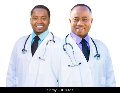 Zwei schöne afroamerikanische männliche Ärzte isoliert auf einem weißen Hintergrund. Stockfoto
