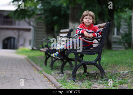 Junge Junge Bank Parl allein Stockfoto