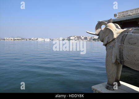 Elefant Skulptur in Lake Garden Palace (auch genannt Jag Mandir) am Pichola-See in Udaipur, Rajasthan, Indien Stockfoto