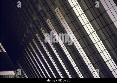 Dramatisches Licht, Schatten und braune Fliesen an den Wänden Stockfoto