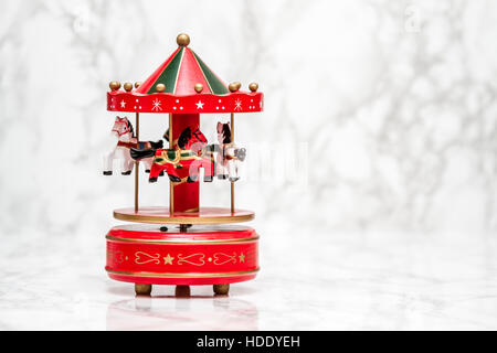 Hölzerne Karussellpferd mit alten Vintage look auf Marmor Hintergrund Stockfoto