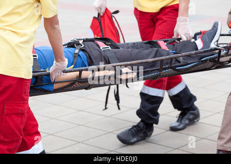 Sanitäter im Einsatz. Erste-Hilfe-Ausbildung. Stockfoto