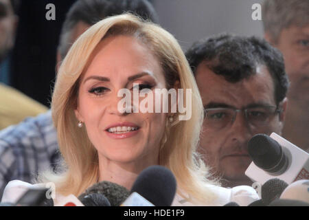 Bukarest, Rumänien-5. Juni 2016: Gabriela Firea, der Kandidat der Sozialdemokratischen Partei (PSD) für Bukarest Bürgermeister spricht, während die lokale Presse Stockfoto