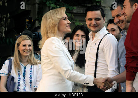 Bukarest, Rumänien - 5. Juni 2016: Gabriela Firea, der Kandidat der Sozialdemokratischen Partei (PSD) für Bukarest Bürgermeister Grüßen ihre Anhänger während loca Stockfoto