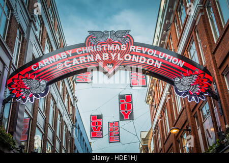 Weihnachtsbeleuchtung auf der Carnaby Street, London, UK Stockfoto