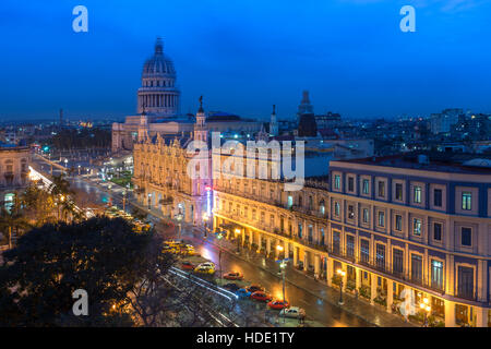 Das Capitolio Gebäude und Gran Teatro De La Habana am Paseo de Marti in der Nacht, Havanna. Stockfoto