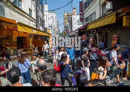 TOKYO, JAPAN - 2. Oktober 2016: Nicht identifizierten Personen am Tsukiji-Fischmarkt in Tokio, Japan. Tsukiji ist die größte Großhandel Stockfoto