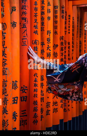 Nicht identifizierte Frau am Gehweg in Fushimi Inari Schrein in Kyoto, Japan. Stockfoto