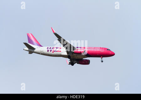 Airbus A320-232, HA-LYP der ungarischen Fluggesellschaft Wizz Air auf Ansatz zum Flughafen Larnaca, Zypern. Stockfoto