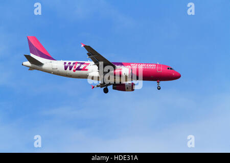 Airbus A320-232, HA-LPQ von Wizz Air auf Ansatz zum Flughafen Larnaca, Zypern. Stockfoto