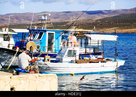 Angeln am Kai der Hafen von Agios Georgios, Paphos, Zypern. Stockfoto