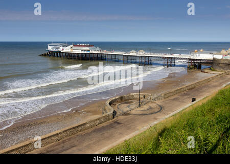 Cromer, North Norfolk, UK, Pier, Promenade und Vorland mit Nordsee Wellen brechen sich am Strand Stockfoto