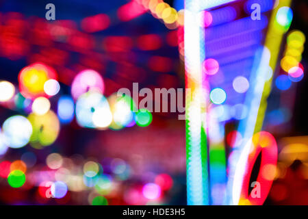 Unscharfe Lichter einen Jahrmarkt für den Hintergrund verwenden Stockfoto