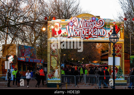 London, UK - drängen 25. November 2016 - sich am Eingang des Winter-Wunderland, ein Weihnachtsmarkt im Hyde Park Stockfoto