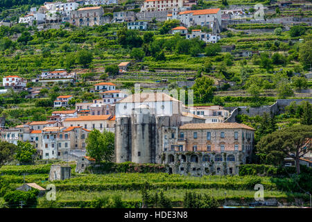 Der Blick auf den terrassierten Hügeln von Scala von Ravello an der Amalfi Küste, Kampanien, Italien. Stockfoto