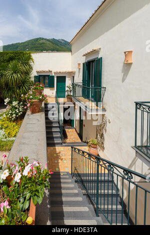 Die historischen Gartenterrasse 1288 Zimmer des Hotel Parsifal in Ravello, Italien. Formal die Einsiedler von St. Augustine-Kloster. Stockfoto