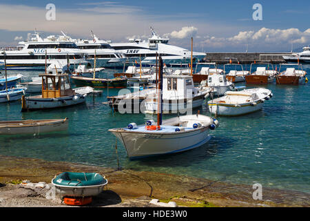 Den kommerziellen Hafen von Capri, Kampanien, Italien, im Tyrrhenischen Meer. Docks und Anlegestelle für private und gewerbliche Schiffe. Stockfoto