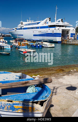 Den kommerziellen Hafen von Capri, Kampanien, Italien, im Tyrrhenischen Meer. Docks und Anlegestelle für private und gewerbliche Schiffe. Stockfoto