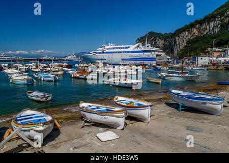 Den kommerziellen Hafen von Capri, Kampanien, Italien, im Tyrrhenischen Meer. Docks und Anlegestelle für private und gewerbliche Schiffe. Stockfoto