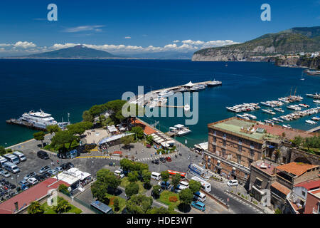 Die Marina Piccola Sorrento, Kampanien, Süditalien. Vesuv im Hintergrund. Stockfoto