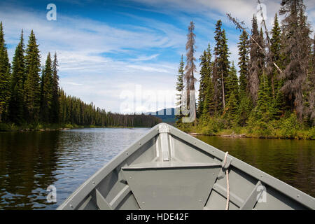 Blick von einem kleinen Boot auf Caverhill Lake in British Columbia. Stockfoto