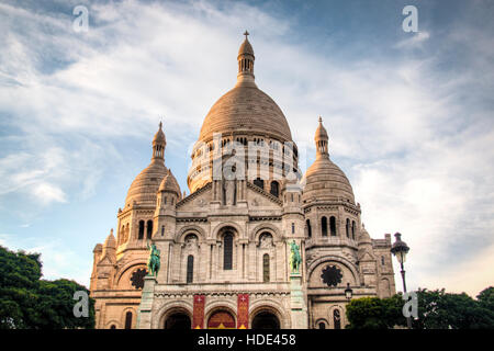 Blick auf die Kirche Sacre Coeur auf dem Montmartre in Paris in Frankreich Stockfoto