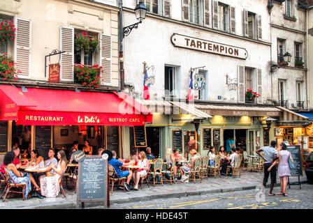 PARIS, Frankreich – SEPTEMBER 2016: Restaurants und Bars am Place du Tertre auf dem Montmartre in Paris in Frankreich Stockfoto