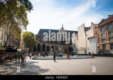 PARIS, Frankreich – SEPTEMBER 2016: Ein Quadrat neben dem Centre Pompidou Museum in Paris, Frankreich, mit modernen Skulpturen und eine alte Kirche Stockfoto