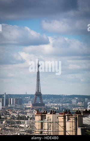 Stadt-Landschaft mit dem Eiffelturm in Paris in Frankreich gesehen von Montmartre Stockfoto
