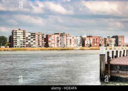 Blick über die Maas in Dordrecht, Niederlande mit Restaurants am Flussufer Stockfoto