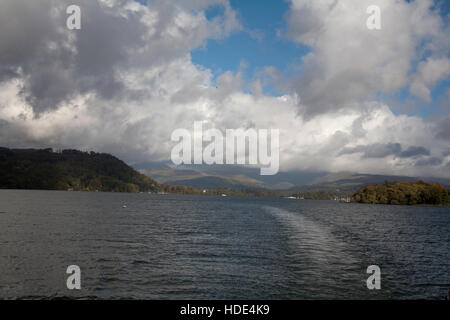 Sturm Wolken über die Berge im Norden von Windermere Herbsttag Seenplatte Cumbria England Stockfoto