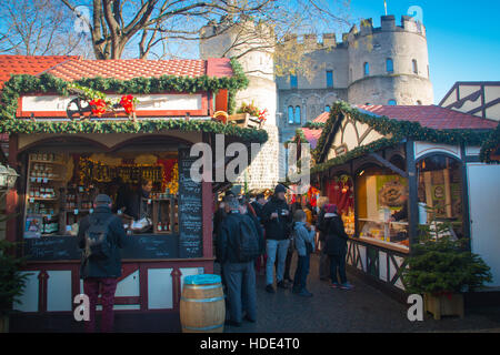 Köln, Deutschland - Dezember 2016: Der Weihnachtsmarkt in Köln ist die größte in Deutschland und zieht Millionen von Besuchern Stockfoto