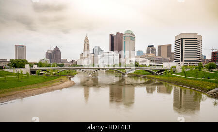 Berühmte Brücke und Skyline von Columbus Ohio im Regen Stockfoto