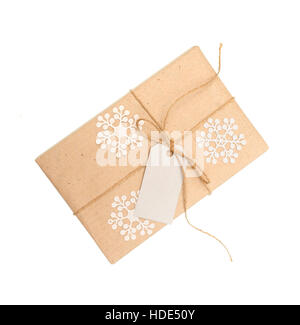 Geschenk-Box von Kraftpapier mit Tag für Text auf weißem Hintergrund Stockfoto