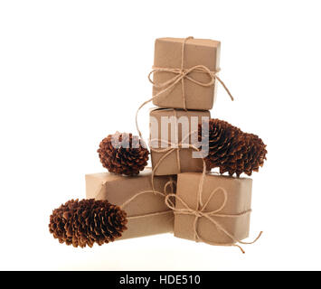 Boxen mit Geschenken und Unebenheiten isoliert auf weißem Hintergrund Stockfoto