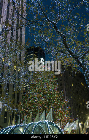 Weihnachtsbaum im Rockefeller Center Plaza, New York Stockfoto