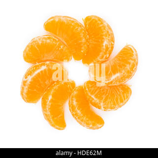 Stücke von orange Mandarine (Mandarin) in Form der Sonne isoliert auf weißem Hintergrund Stockfoto